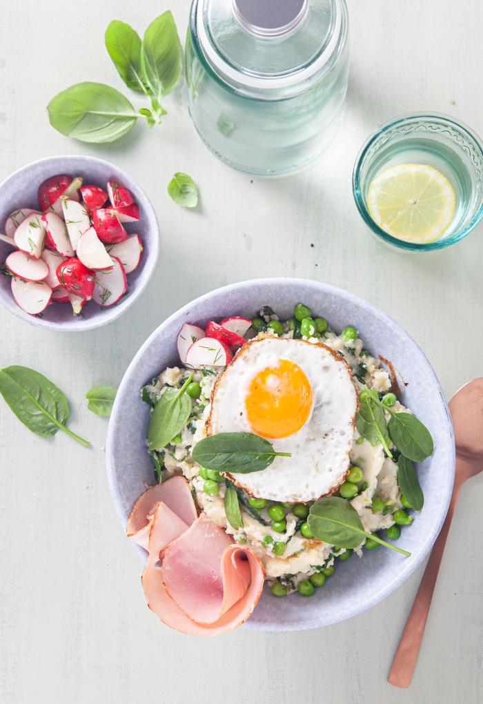 Voorjaars stamppotje met spinazie, doperwtjes en spiegeleitje met&nbsp;ham