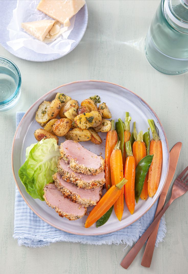 Varkenshaas met worteltjes en&nbsp;krieltjes