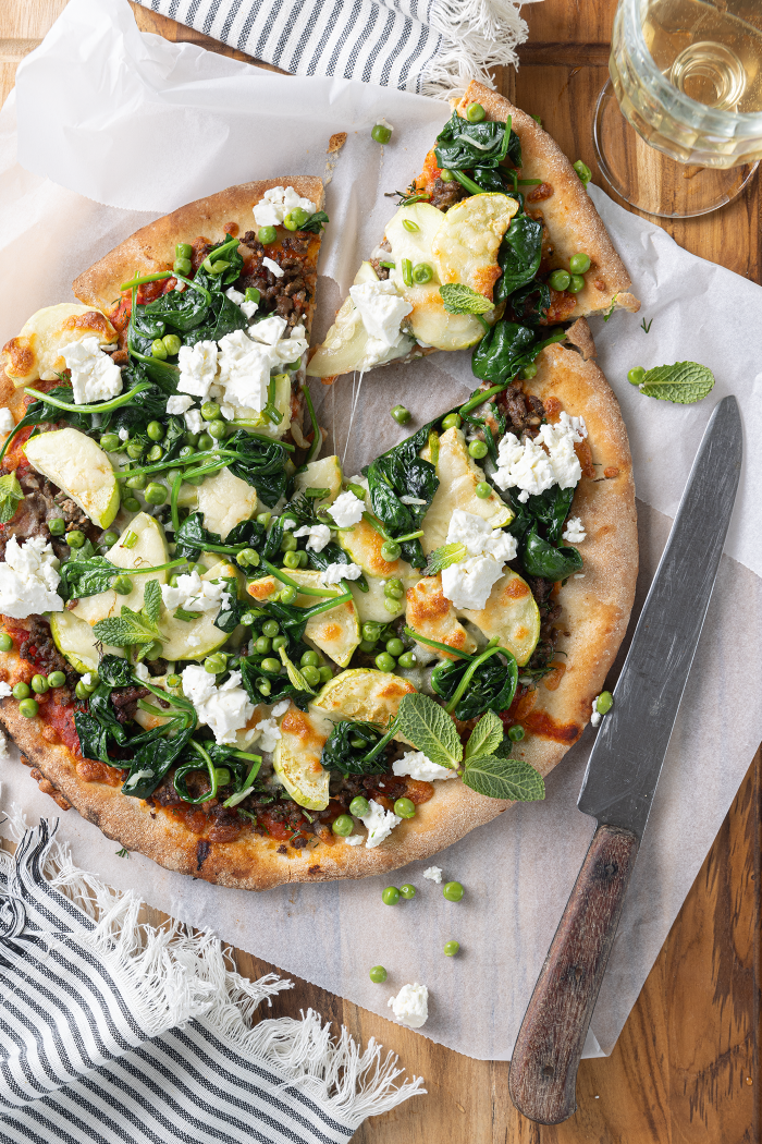 Pizza met gehakt, spinazie, munt en&nbsp;doperwten