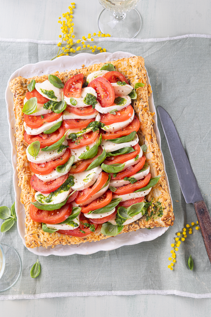 Bladerdeeg taart caprese met mozzarella, tomaat en&nbsp;basilicum
