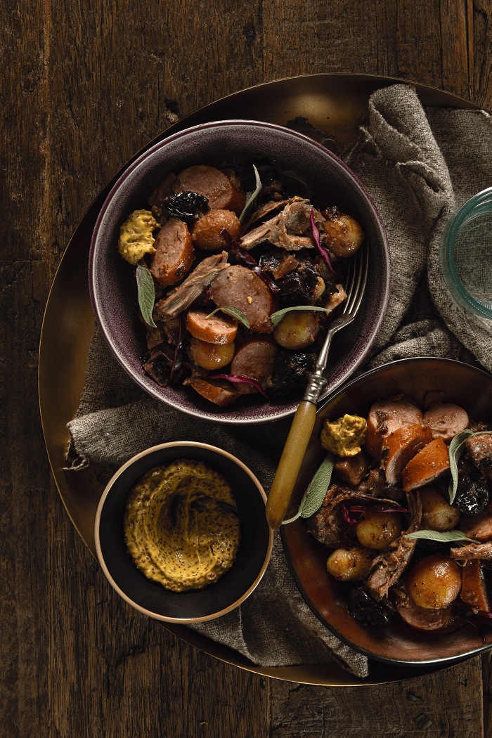 Stoofschotel van karbonade met rode kool en worst uit de&nbsp;oven