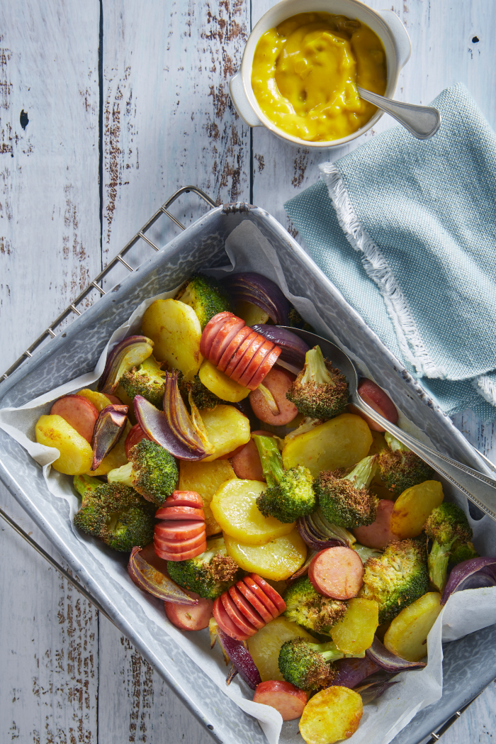 Traybake met rookworst en&nbsp;broccoli