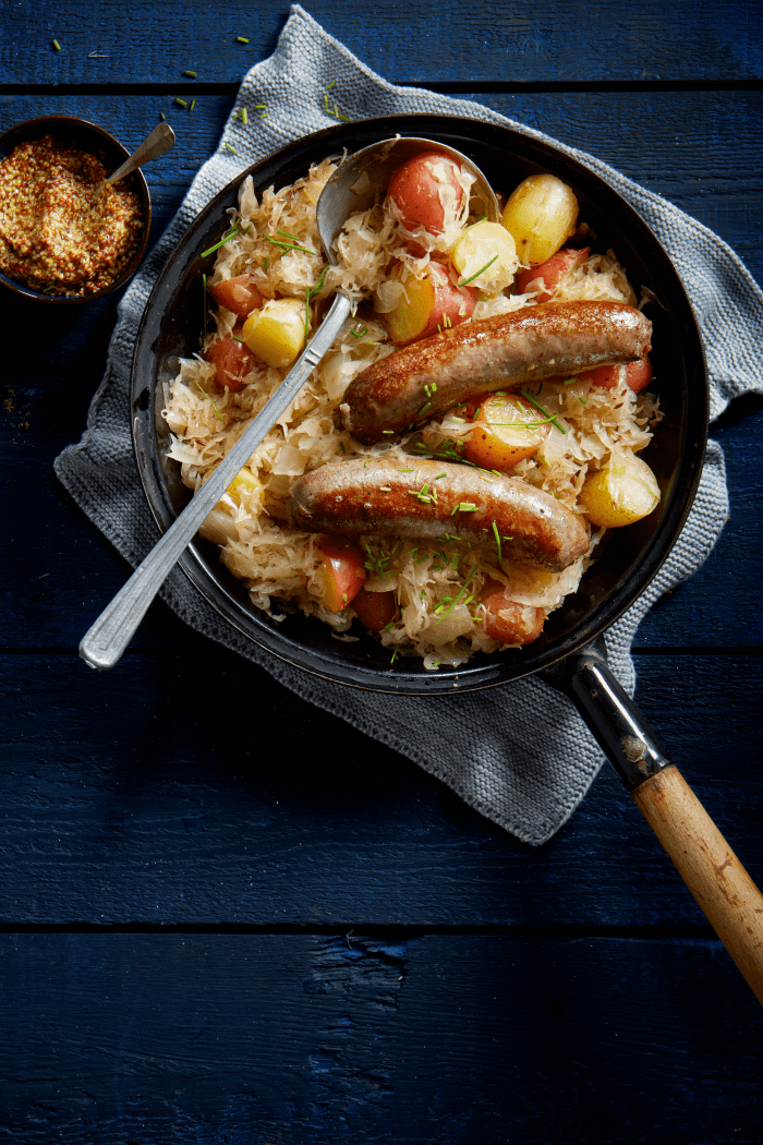 Stoof met worst, zuurkool en&nbsp;aardappels