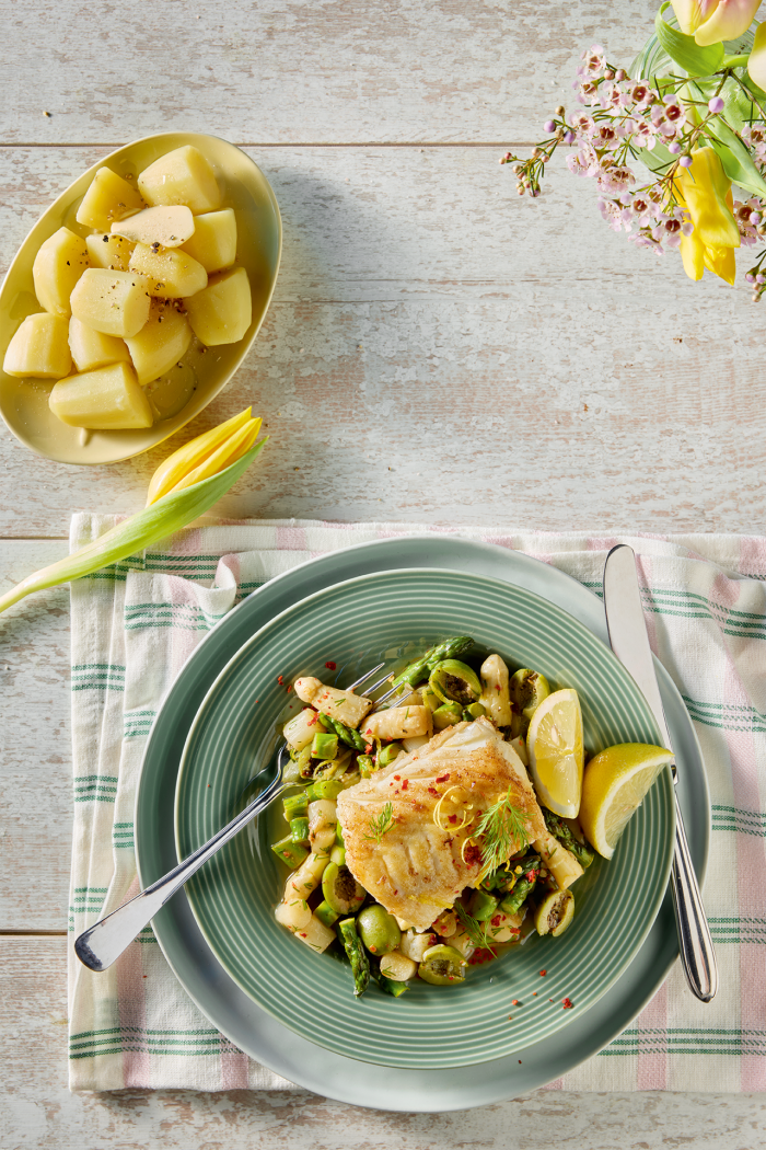 Witte en groene asperges met&nbsp;kabeljauw